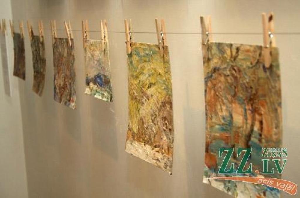 Piektdien tika atklāta Raimonda Līcīša gleznu izstāde «Veļi veļas kalnā» galerijā «Suņa taka» (Dobeles ielā 68). Mākslas galerija izstādi pasniedz un raksturo kā stāstu iztēlei. R.Līcītis uzbur knapi nojaušamus, vairāk vai mazāk saskatāmus...