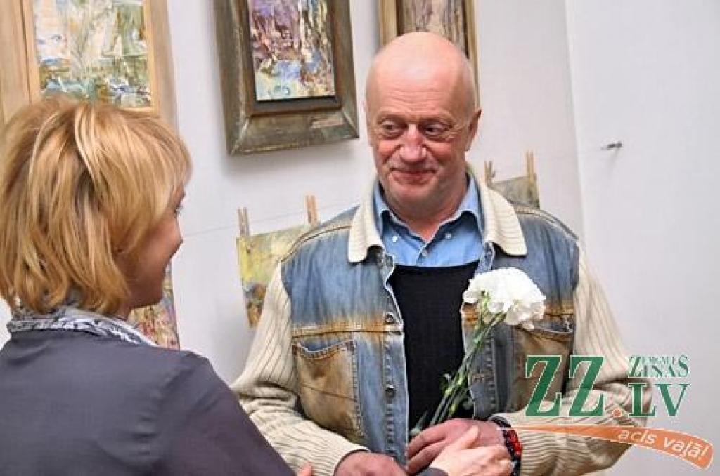 Piektdien tika atklāta Raimonda Līcīša gleznu izstāde «Veļi veļas kalnā» galerijā «Suņa taka» (Dobeles ielā 68). Mākslas galerija izstādi pasniedz un raksturo kā stāstu iztēlei. R.Līcītis uzbur knapi nojaušamus, vairāk vai mazāk saskatāmus...