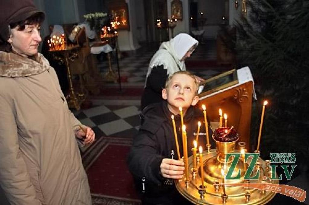 6.janvārī arī Jelgavas baznīcās pareizticīgie un vecticībnieki, pēc «vecā kalendāra», svinēja Ziemassvētku vakaru. 7.janvāris viņiem ir Otrie Ziemassvētki, bet pievienotajos attēlos piedāvājam ieskatu Ziemassvētkos Jelgavas Sv.Simeona un...