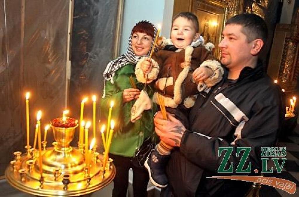 6.janvārī arī Jelgavas baznīcās pareizticīgie un vecticībnieki, pēc «vecā kalendāra», svinēja Ziemassvētku vakaru. 7.janvāris viņiem ir Otrie Ziemassvētki, bet pievienotajos attēlos piedāvājam ieskatu Ziemassvētkos Jelgavas Sv.Simeona un...
