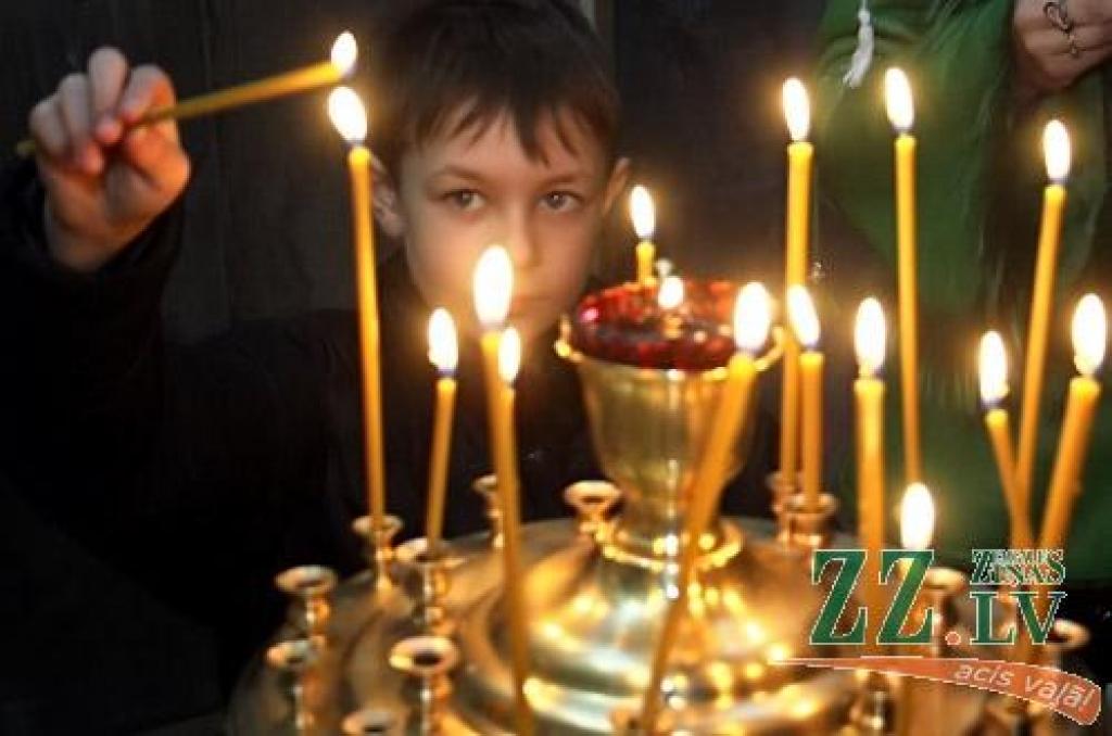 6.janvārī arī Jelgavas baznīcās pareizticīgie un vecticībnieki, pēc «vecā kalendāra», svinēja Ziemassvētku vakaru. 7.janvāris viņiem ir Otrie Ziemassvētki, bet pievienotajos attēlos piedāvājam ieskatu Ziemassvētkos Jelgavas Sv.Simeona un...