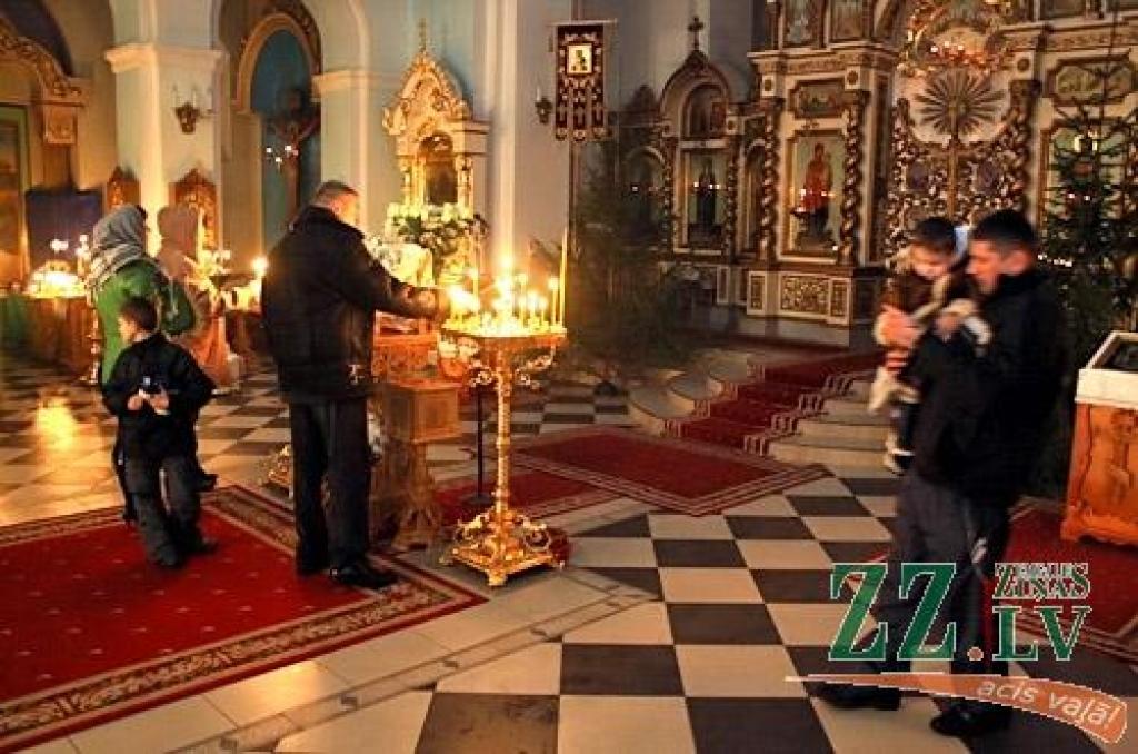 6.janvārī arī Jelgavas baznīcās pareizticīgie un vecticībnieki, pēc «vecā kalendāra», svinēja Ziemassvētku vakaru. 7.janvāris viņiem ir Otrie Ziemassvētki, bet pievienotajos attēlos piedāvājam ieskatu Ziemassvētkos Jelgavas Sv.Simeona un...
