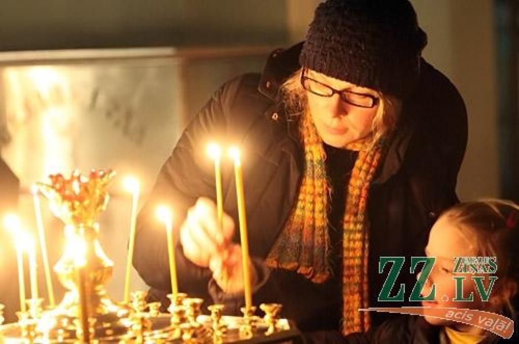 6.janvārī arī Jelgavas baznīcās pareizticīgie un vecticībnieki, pēc «vecā kalendāra», svinēja Ziemassvētku vakaru. 7.janvāris viņiem ir Otrie Ziemassvētki, bet pievienotajos attēlos piedāvājam ieskatu Ziemassvētkos Jelgavas Sv.Simeona un...