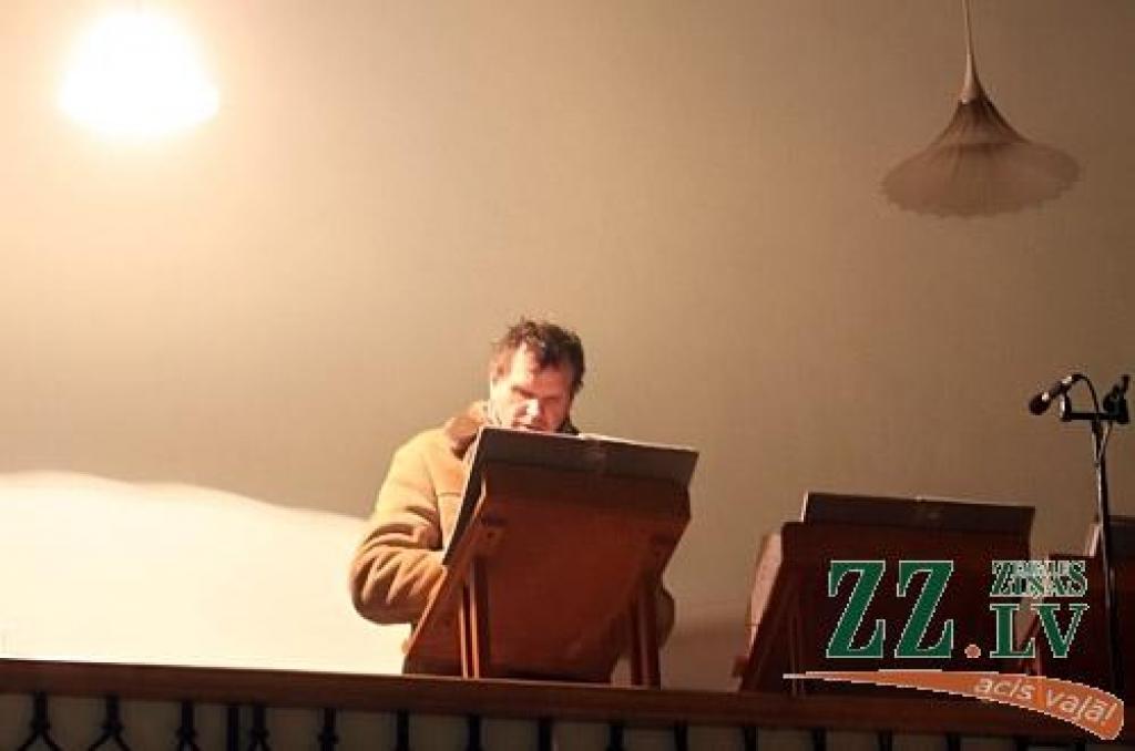 6.janvārī arī Jelgavas baznīcās pareizticīgie un vecticībnieki, pēc «vecā kalendāra», svinēja Ziemassvētku vakaru. 7.janvāris viņiem ir Otrie Ziemassvētki, bet pievienotajos attēlos piedāvājam ieskatu Ziemassvētkos Jelgavas Sv.Simeona un...