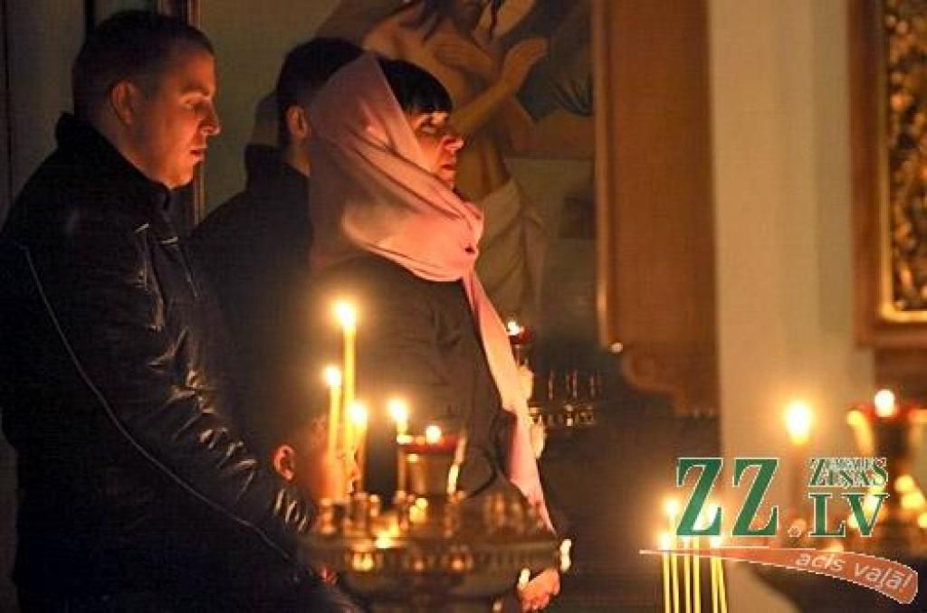 6.janvārī arī Jelgavas baznīcās pareizticīgie un vecticībnieki, pēc «vecā kalendāra», svinēja Ziemassvētku vakaru. 7.janvāris viņiem ir Otrie Ziemassvētki, bet pievienotajos attēlos piedāvājam ieskatu Ziemassvētkos Jelgavas Sv.Simeona un...