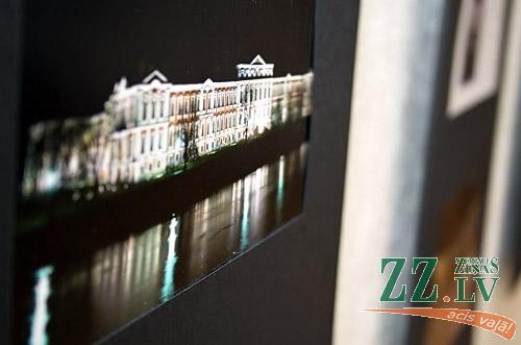 2011.gads Jelgavas kultūras namā sācies ar jaunām izstādēm. Foajē pie Lielās zāles no ceturtdienas var aplūkot Jelgavas Mākslas skolas pagājušā gada audzēkņu nobeiguma darbus. Izstādīti labākie gleznojumi, grafikas, zīda apgleznojumi,...