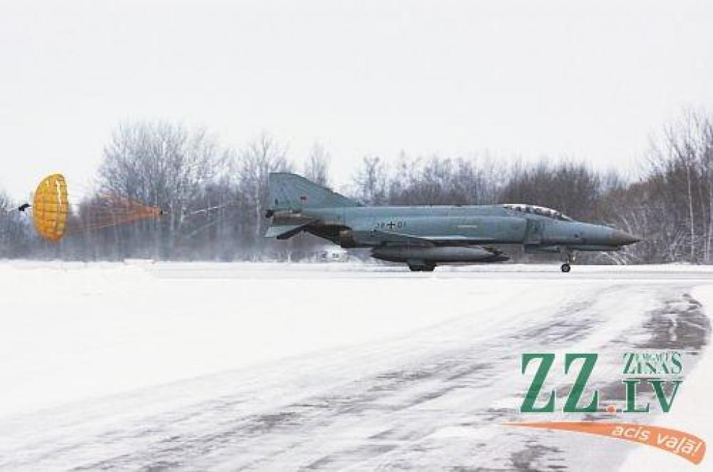 Kā iepriekš ziņots, trešdien Jelgavas kaimiņu apriņķī Lietuvā un sadraudzības pilsētā Šauļos, Zokņu aviācijas bāzē, notika oficiālā NATO dalībvalstu vienību maiņa patrulēšanai Baltijas valstu debesīs. Ceremonijā līdztekus ASV un Vācijas...