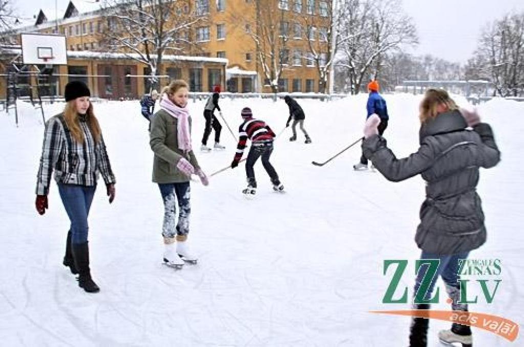Latvijas Lauksaimniecības universitātes (LLU) studentu ierīkotā slidotava kļūst populāra. Jaunieši aizvien aktīvāk izmanto ledu LLU sporta laukumā - daži uzspēlē kādu hokeja maču, daži izmēģina ātrumu, daži - veiklību kā daiļslidošanā,...