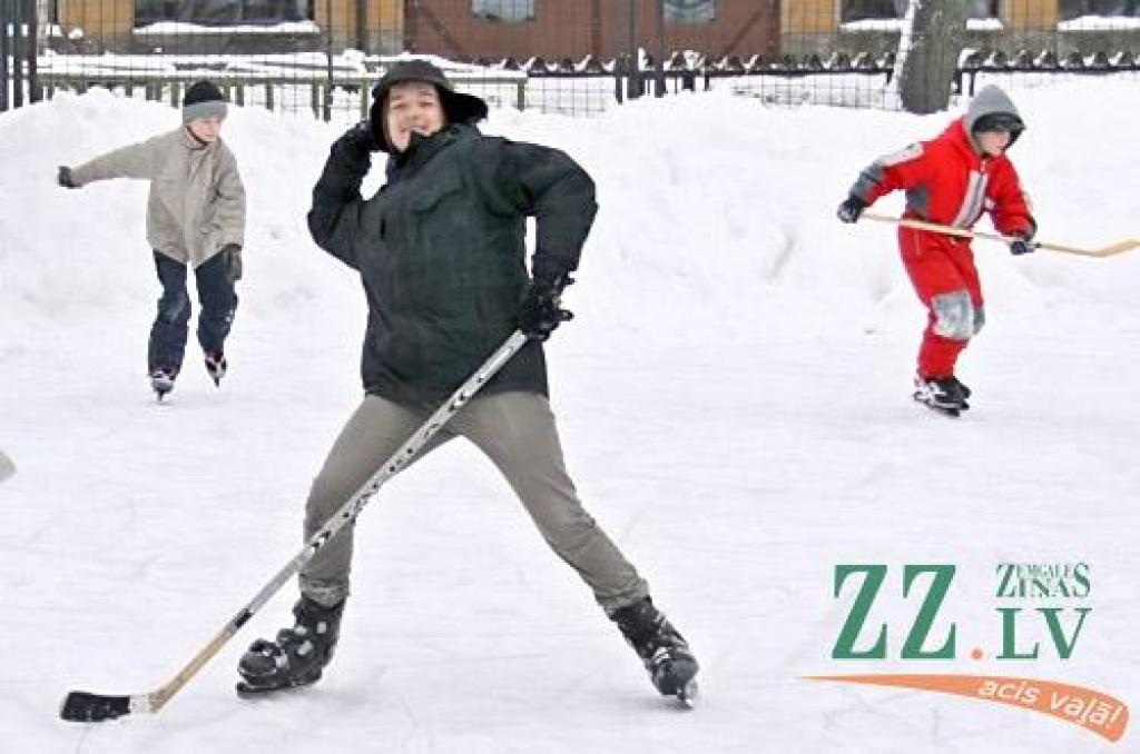Latvijas Lauksaimniecības universitātes (LLU) studentu ierīkotā slidotava kļūst populāra. Jaunieši aizvien aktīvāk izmanto ledu LLU sporta laukumā - daži uzspēlē kādu hokeja maču, daži izmēģina ātrumu, daži - veiklību kā daiļslidošanā,...