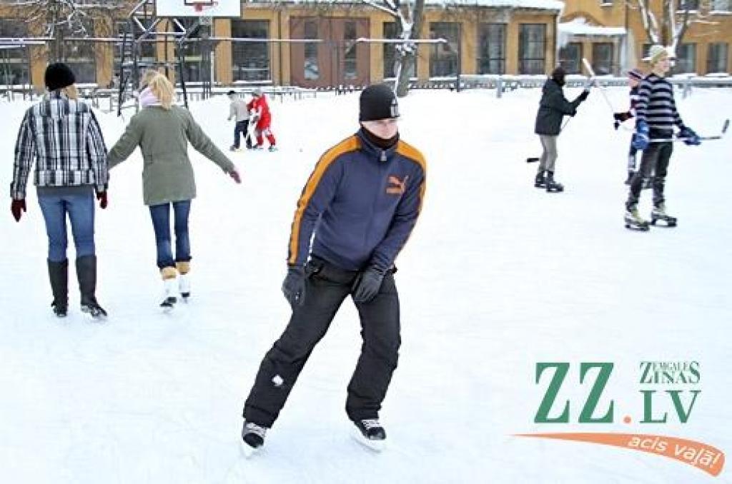 Latvijas Lauksaimniecības universitātes (LLU) studentu ierīkotā slidotava kļūst populāra. Jaunieši aizvien aktīvāk izmanto ledu LLU sporta laukumā - daži uzspēlē kādu hokeja maču, daži izmēģina ātrumu, daži - veiklību kā daiļslidošanā,...