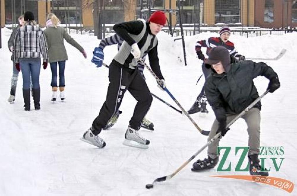 Latvijas Lauksaimniecības universitātes (LLU) studentu ierīkotā slidotava kļūst populāra. Jaunieši aizvien aktīvāk izmanto ledu LLU sporta laukumā - daži uzspēlē kādu hokeja maču, daži izmēģina ātrumu, daži - veiklību kā daiļslidošanā,...