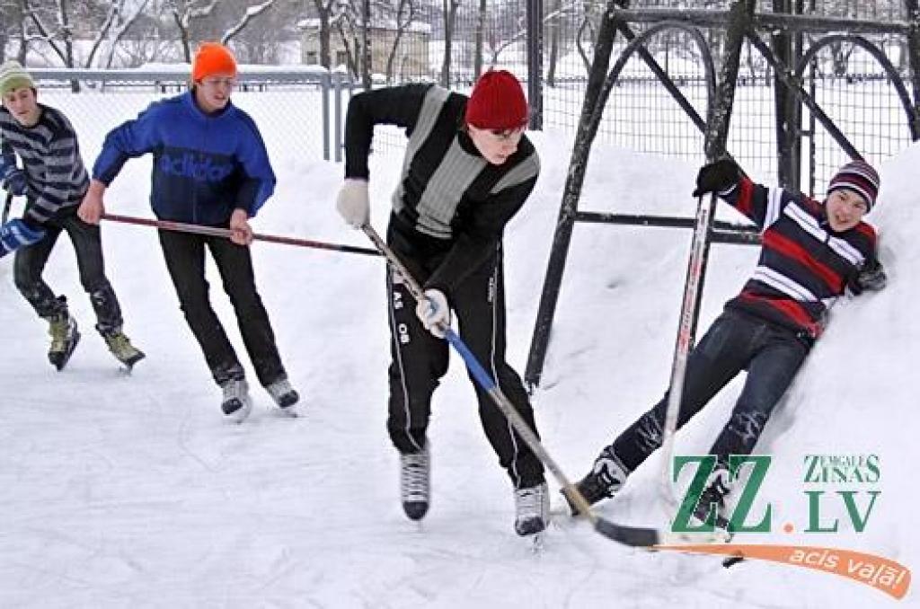 Latvijas Lauksaimniecības universitātes (LLU) studentu ierīkotā slidotava kļūst populāra. Jaunieši aizvien aktīvāk izmanto ledu LLU sporta laukumā - daži uzspēlē kādu hokeja maču, daži izmēģina ātrumu, daži - veiklību kā daiļslidošanā,...