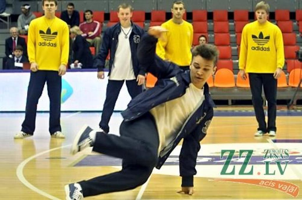 Svētdien Latvijas Basketbola līgas (LBL) 20. sezonas Zvaigžņu spēlē Zemgales Olimpiskajā centrā Jelgavā Ainara Zvirgzdiņa trenētie «Austrumi» ar 100:94 uzvarēja «Rietumu» basketbolistus, kurus cīņā vadīja BK «Zemgale» galvenais treneris...