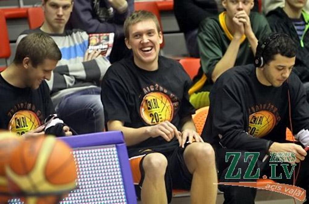Svētdien Latvijas Basketbola līgas (LBL) 20. sezonas Zvaigžņu spēlē Zemgales Olimpiskajā centrā Jelgavā Ainara Zvirgzdiņa trenētie «Austrumi» ar 100:94 uzvarēja «Rietumu» basketbolistus, kurus cīņā vadīja BK «Zemgale» galvenais treneris...