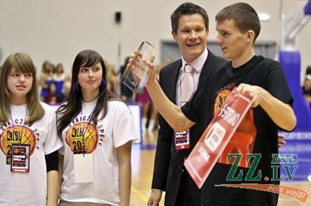 Svētdien Latvijas Basketbola līgas (LBL) 20. sezonas Zvaigžņu spēlē Zemgales Olimpiskajā centrā Jelgavā Ainara Zvirgzdiņa trenētie «Austrumi» ar 100:94 uzvarēja «Rietumu» basketbolistus, kurus cīņā vadīja BK «Zemgale» galvenais treneris...