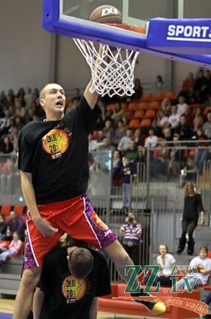 Svētdien Latvijas Basketbola līgas (LBL) 20. sezonas Zvaigžņu spēlē Zemgales Olimpiskajā centrā Jelgavā Ainara Zvirgzdiņa trenētie «Austrumi» ar 100:94 uzvarēja «Rietumu» basketbolistus, kurus cīņā vadīja BK «Zemgale» galvenais treneris...