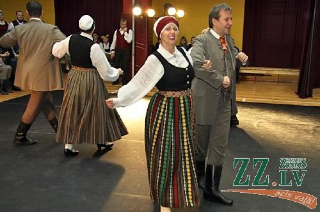 Jau septīto gadu pēc kārtas Jelgavas novada deju kolektīvi tikās kopīgajā pasākumā «Ziemas sadancis», kas šogad notika Valgundes pagasta izglītības, kultūras un sporta centrā «Avoti», vienlaikus iedejojot arī jauno pārvietojamo deju grīdu....