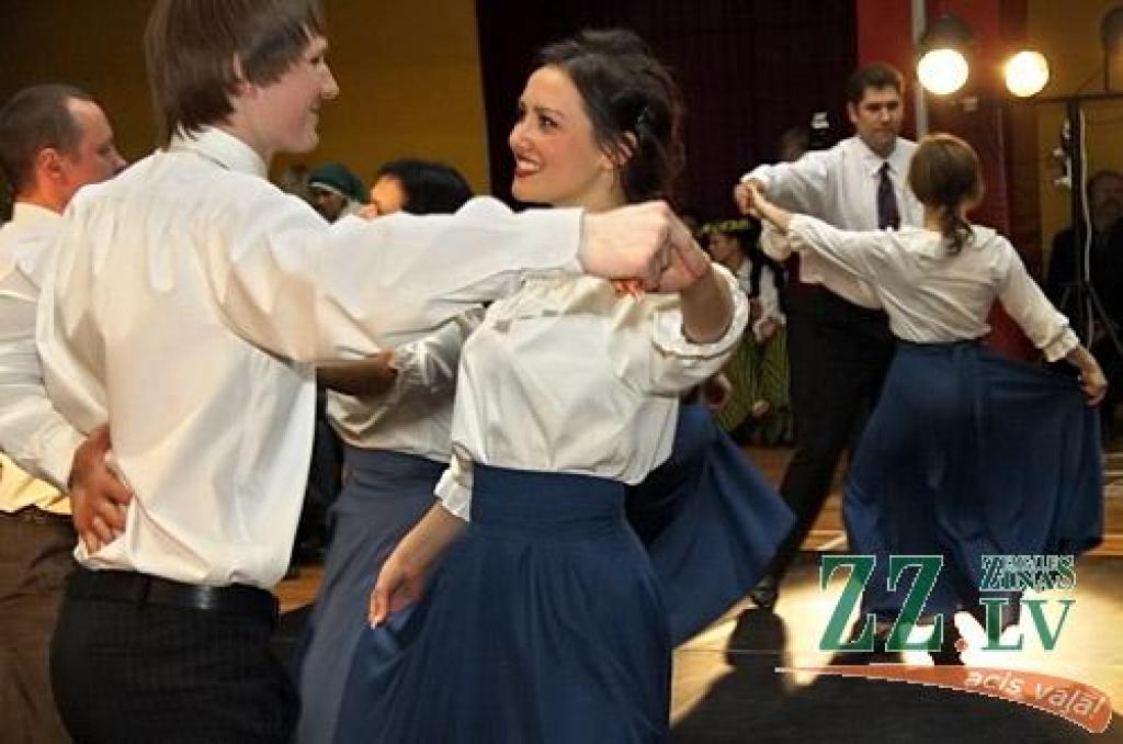 Jau septīto gadu pēc kārtas Jelgavas novada deju kolektīvi tikās kopīgajā pasākumā «Ziemas sadancis», kas šogad notika Valgundes pagasta izglītības, kultūras un sporta centrā «Avoti», vienlaikus iedejojot arī jauno pārvietojamo deju grīdu....