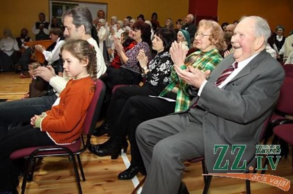 Jau septīto gadu pēc kārtas Jelgavas novada deju kolektīvi tikās kopīgajā pasākumā «Ziemas sadancis», kas šogad notika Valgundes pagasta izglītības, kultūras un sporta centrā «Avoti», vienlaikus iedejojot arī jauno pārvietojamo deju grīdu....