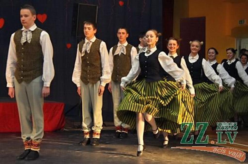 Jau septīto gadu pēc kārtas Jelgavas novada deju kolektīvi tikās kopīgajā pasākumā «Ziemas sadancis», kas šogad notika Valgundes pagasta izglītības, kultūras un sporta centrā «Avoti», vienlaikus iedejojot arī jauno pārvietojamo deju grīdu....