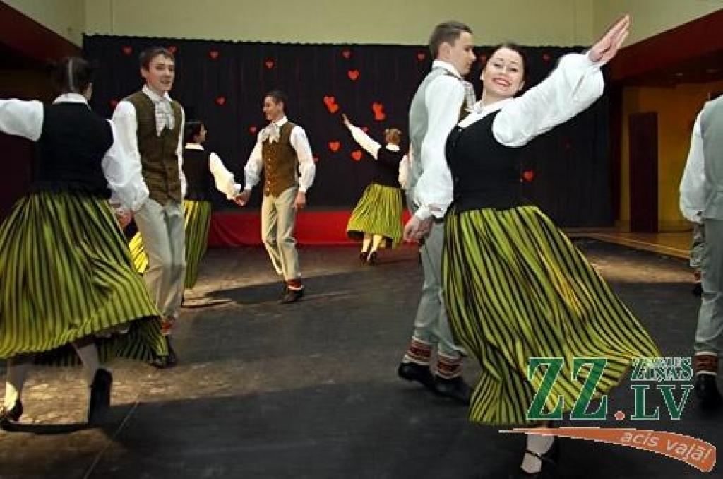 Jau septīto gadu pēc kārtas Jelgavas novada deju kolektīvi tikās kopīgajā pasākumā «Ziemas sadancis», kas šogad notika Valgundes pagasta izglītības, kultūras un sporta centrā «Avoti», vienlaikus iedejojot arī jauno pārvietojamo deju grīdu....