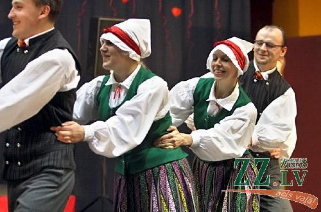 Jau septīto gadu pēc kārtas Jelgavas novada deju kolektīvi tikās kopīgajā pasākumā «Ziemas sadancis», kas šogad notika Valgundes pagasta izglītības, kultūras un sporta centrā «Avoti», vienlaikus iedejojot arī jauno pārvietojamo deju grīdu....