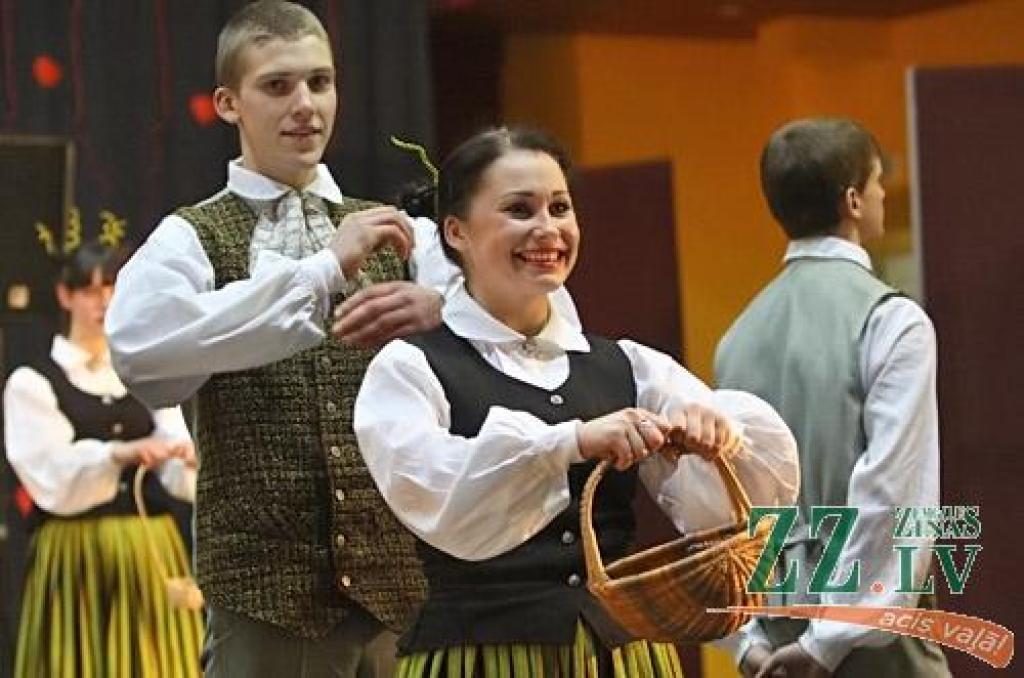 Jau septīto gadu pēc kārtas Jelgavas novada deju kolektīvi tikās kopīgajā pasākumā «Ziemas sadancis», kas šogad notika Valgundes pagasta izglītības, kultūras un sporta centrā «Avoti», vienlaikus iedejojot arī jauno pārvietojamo deju grīdu....