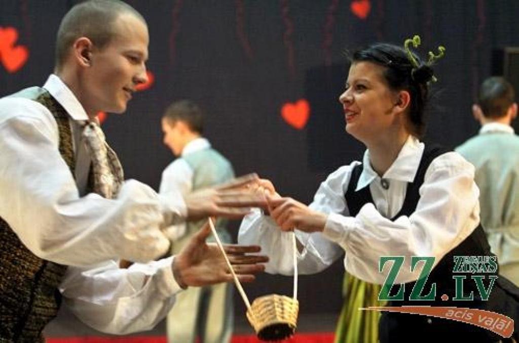 Jau septīto gadu pēc kārtas Jelgavas novada deju kolektīvi tikās kopīgajā pasākumā «Ziemas sadancis», kas šogad notika Valgundes pagasta izglītības, kultūras un sporta centrā «Avoti», vienlaikus iedejojot arī jauno pārvietojamo deju grīdu....