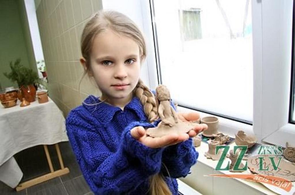 Svētē darbu sākusi amatnieku darbnīca, kur keramiķes Madaras Rubenas vadībā gan Svētes iedzīvotāji, gan viesi varēs apgūt seno arodu un savām rokām darināt māla podus. Šis ir viens no četriem šonedēļ Jelgavas novadā atklātajiem...