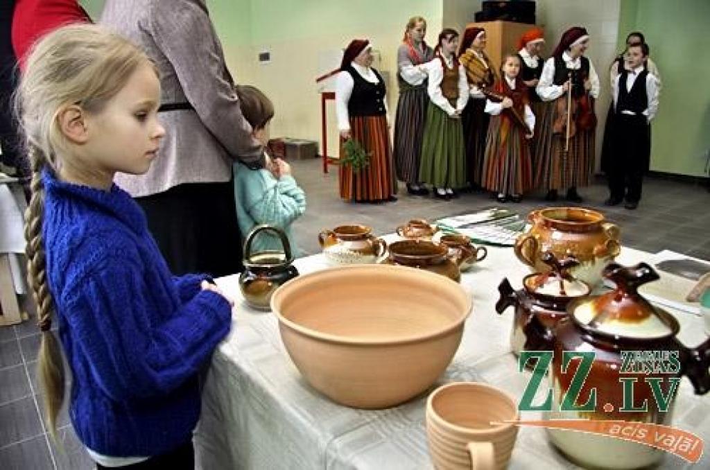 Svētē darbu sākusi amatnieku darbnīca, kur keramiķes Madaras Rubenas vadībā gan Svētes iedzīvotāji, gan viesi varēs apgūt seno arodu un savām rokām darināt māla podus. Šis ir viens no četriem šonedēļ Jelgavas novadā atklātajiem...