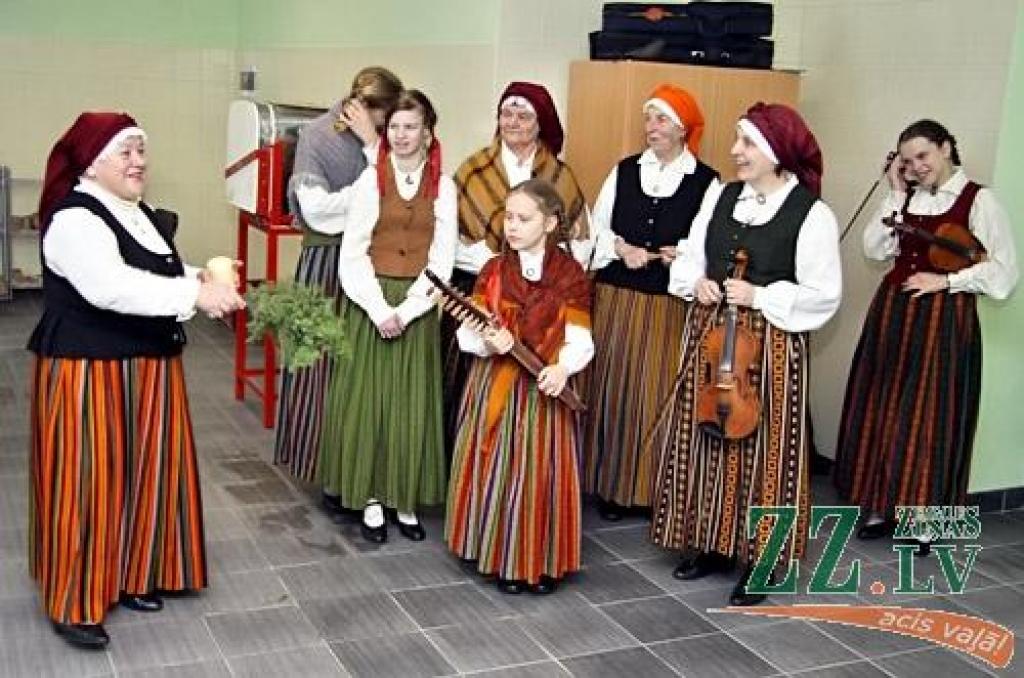 Svētē darbu sākusi amatnieku darbnīca, kur keramiķes Madaras Rubenas vadībā gan Svētes iedzīvotāji, gan viesi varēs apgūt seno arodu un savām rokām darināt māla podus. Šis ir viens no četriem šonedēļ Jelgavas novadā atklātajiem...