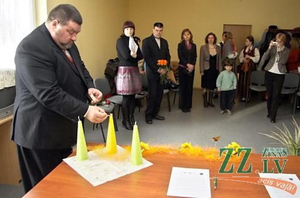 Svētē darbu sākusi amatnieku darbnīca, kur keramiķes Madaras Rubenas vadībā gan Svētes iedzīvotāji, gan viesi varēs apgūt seno arodu un savām rokām darināt māla podus. Šis ir viens no četriem šonedēļ Jelgavas novadā atklātajiem...