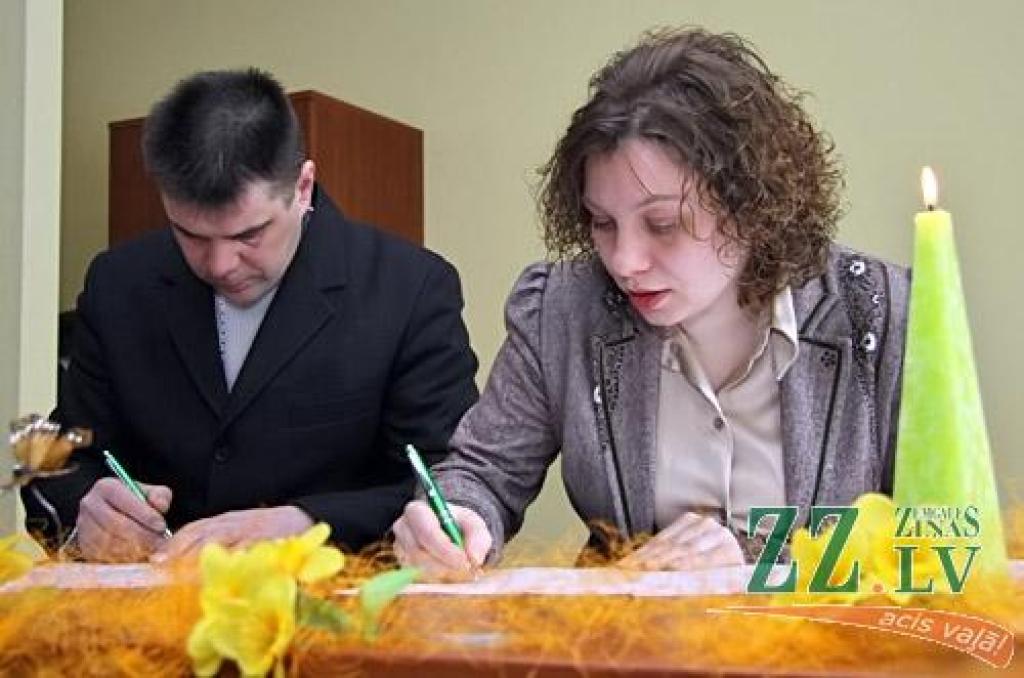 Svētē darbu sākusi amatnieku darbnīca, kur keramiķes Madaras Rubenas vadībā gan Svētes iedzīvotāji, gan viesi varēs apgūt seno arodu un savām rokām darināt māla podus. Šis ir viens no četriem šonedēļ Jelgavas novadā atklātajiem...