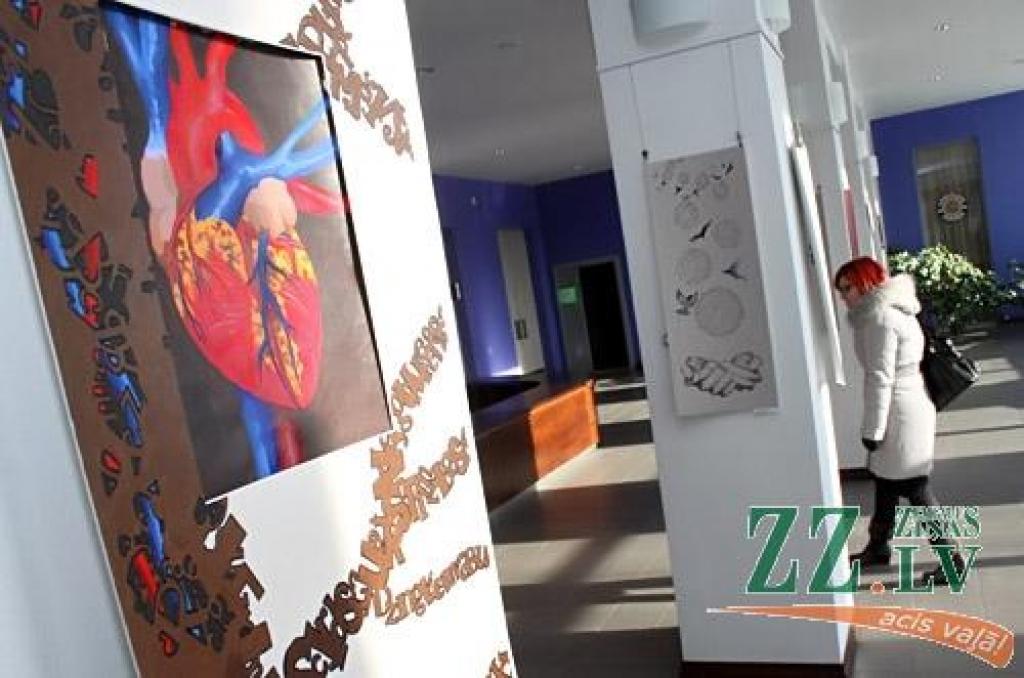 Jelgavas kultūras namā februārī skatāma Spīdolas ģimnāzijas radošās darbnīcas kaligrāfisko darbu izstāde. Uz papīra no vārdiem veidots sievietes siluets, kaķis, virs kura karājas burtu asakas. Vārdos ietērpts domu putnu lidojums. Izlasāms...