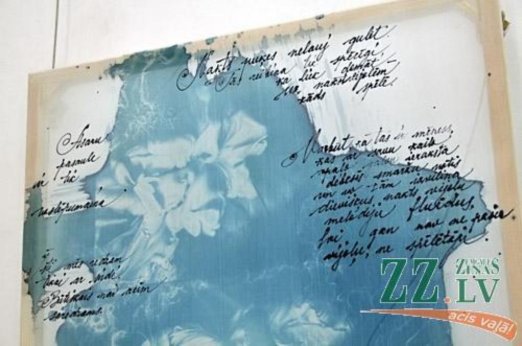 Jelgavas kultūras namā februārī skatāma Spīdolas ģimnāzijas radošās darbnīcas kaligrāfisko darbu izstāde. Uz papīra no vārdiem veidots sievietes siluets, kaķis, virs kura karājas burtu asakas. Vārdos ietērpts domu putnu lidojums. Izlasāms...