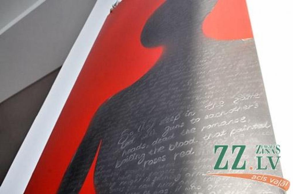 Jelgavas kultūras namā februārī skatāma Spīdolas ģimnāzijas radošās darbnīcas kaligrāfisko darbu izstāde. Uz papīra no vārdiem veidots sievietes siluets, kaķis, virs kura karājas burtu asakas. Vārdos ietērpts domu putnu lidojums. Izlasāms...