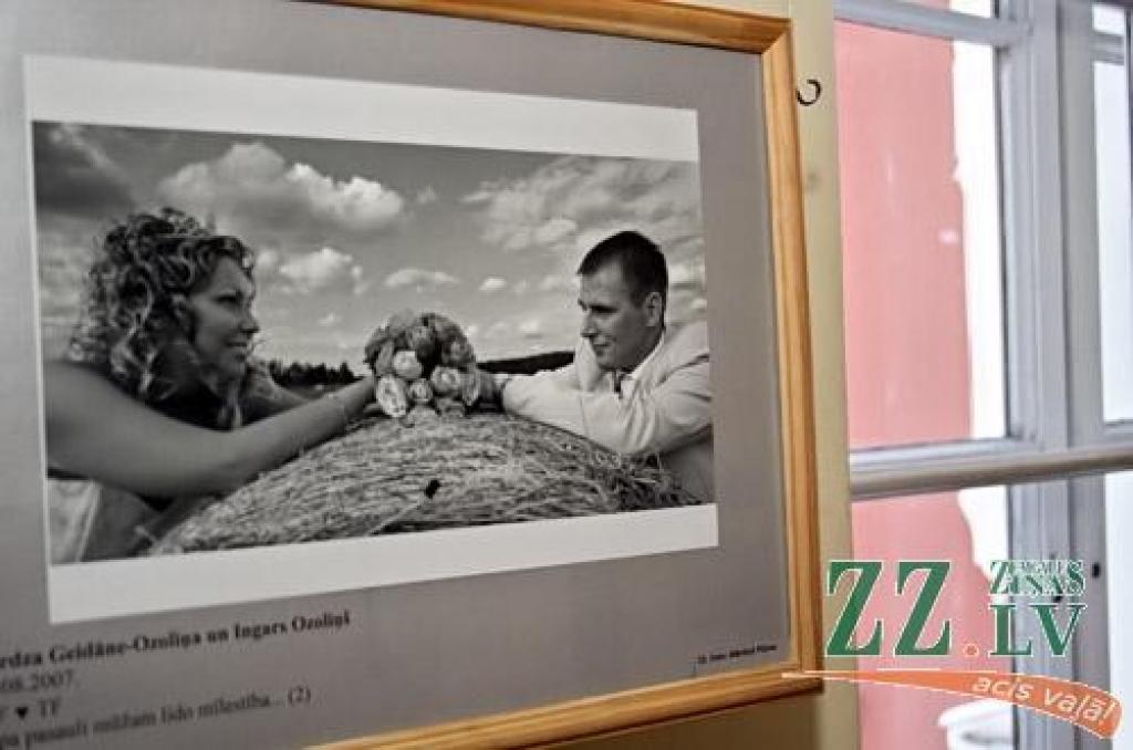 Jelgavas pils aula foajē atklāta fotoizstāde «Tu saviļņoji mani...», kurā apskatāmas 45 pāru kāzu fotogrāfijas. Viņi savas otrās pusītes dažādos laikos atraduši Latvijas Lauksaimniecības universitātē (LLU). «Nenoliedzami LLU ir ģimeniska...