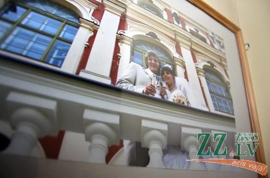 Jelgavas pils aula foajē atklāta fotoizstāde «Tu saviļņoji mani...», kurā apskatāmas 45 pāru kāzu fotogrāfijas. Viņi savas otrās pusītes dažādos laikos atraduši Latvijas Lauksaimniecības universitātē (LLU). «Nenoliedzami LLU ir ģimeniska...
