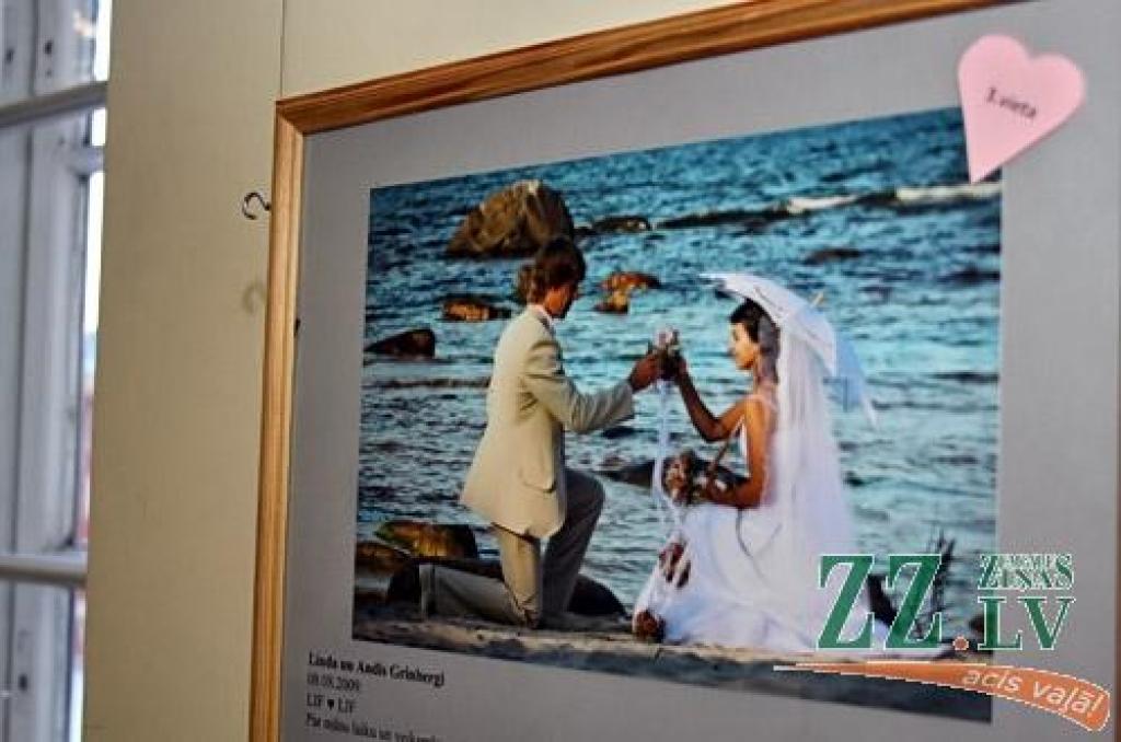 Jelgavas pils aula foajē atklāta fotoizstāde «Tu saviļņoji mani...», kurā apskatāmas 45 pāru kāzu fotogrāfijas. Viņi savas otrās pusītes dažādos laikos atraduši Latvijas Lauksaimniecības universitātē (LLU). «Nenoliedzami LLU ir ģimeniska...