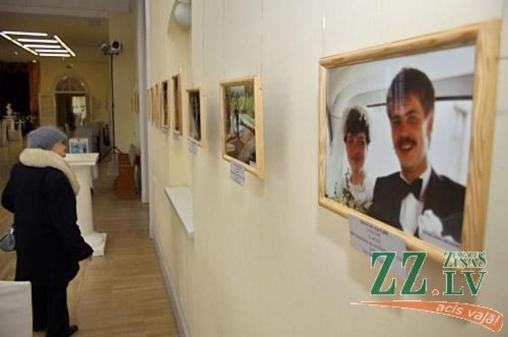 Jelgavas pils aula foajē atklāta fotoizstāde «Tu saviļņoji mani...», kurā apskatāmas 45 pāru kāzu fotogrāfijas. Viņi savas otrās pusītes dažādos laikos atraduši Latvijas Lauksaimniecības universitātē (LLU). «Nenoliedzami LLU ir ģimeniska...