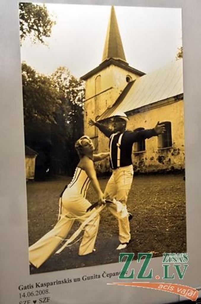 Jelgavas pils aula foajē atklāta fotoizstāde «Tu saviļņoji mani...», kurā apskatāmas 45 pāru kāzu fotogrāfijas. Viņi savas otrās pusītes dažādos laikos atraduši Latvijas Lauksaimniecības universitātē (LLU). «Nenoliedzami LLU ir ģimeniska...