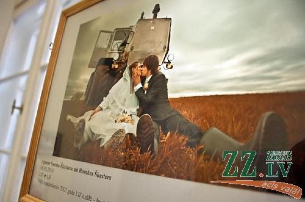 Jelgavas pils aula foajē atklāta fotoizstāde «Tu saviļņoji mani...», kurā apskatāmas 45 pāru kāzu fotogrāfijas. Viņi savas otrās pusītes dažādos laikos atraduši Latvijas Lauksaimniecības universitātē (LLU). «Nenoliedzami LLU ir ģimeniska...