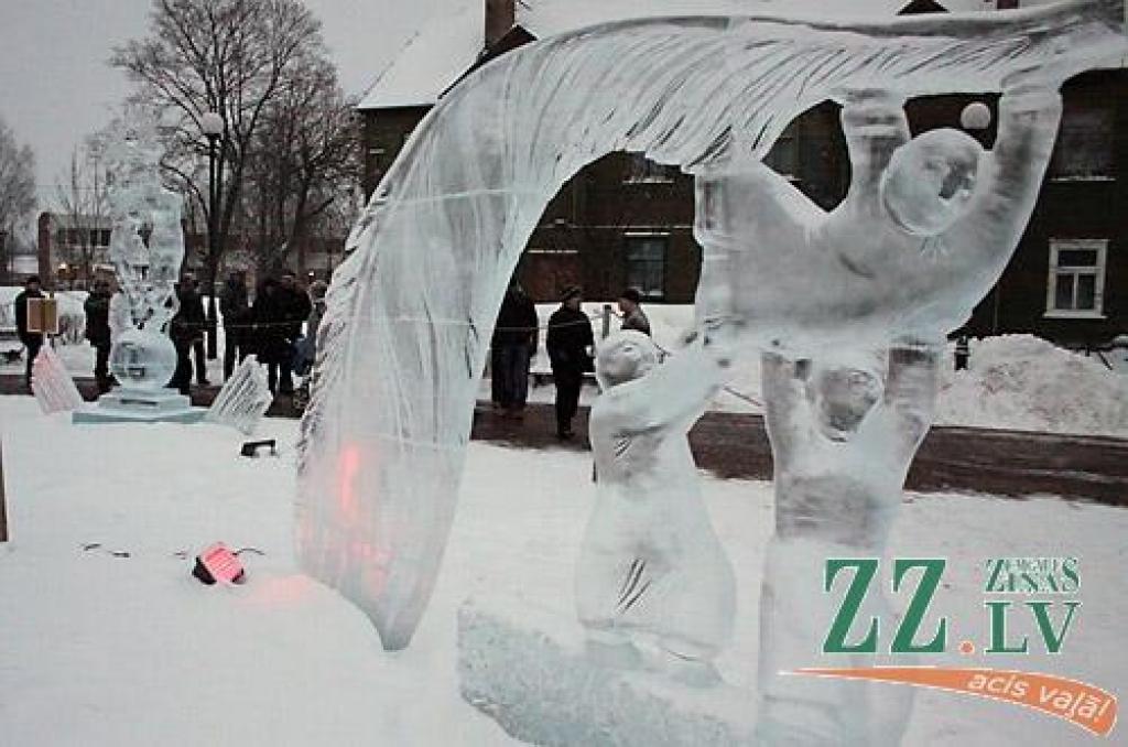 Piektdien XIII Jelgavas Starptautiskā ledus skulptūru festivāla žūrijai neklājās viegli, lai izšķirtos, kurām no trīspadsmit lielajām skulptūrām un 26 mākslinieku individuālajiem darinājumiem dot priekšroku – apbalvošanas vērtu veikumu...
