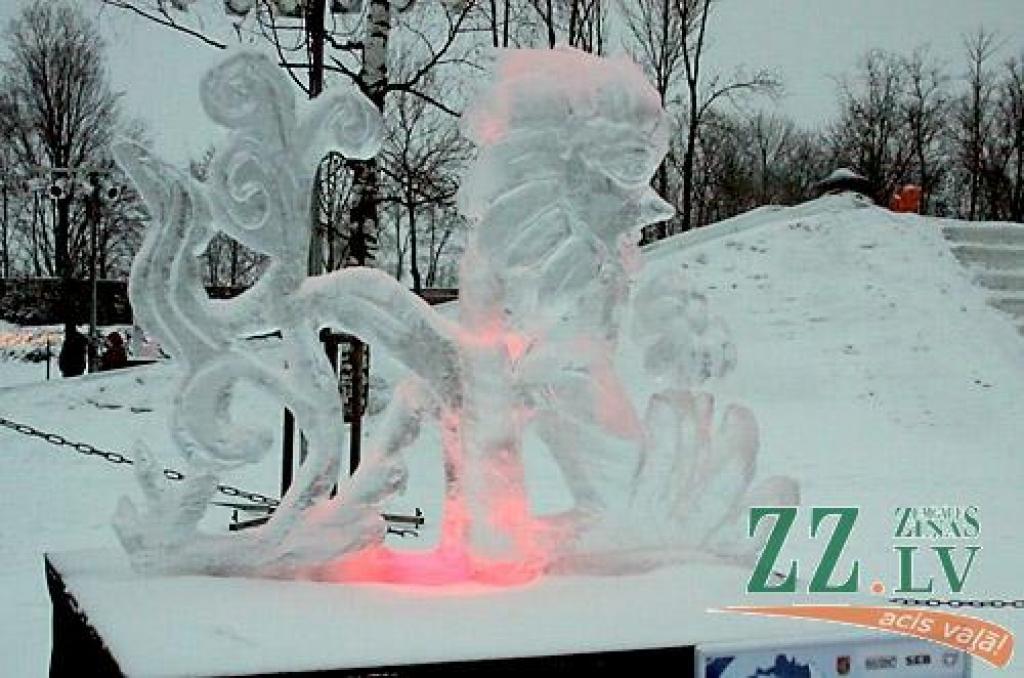Piektdien XIII Jelgavas Starptautiskā ledus skulptūru festivāla žūrijai neklājās viegli, lai izšķirtos, kurām no trīspadsmit lielajām skulptūrām un 26 mākslinieku individuālajiem darinājumiem dot priekšroku – apbalvošanas vērtu veikumu...