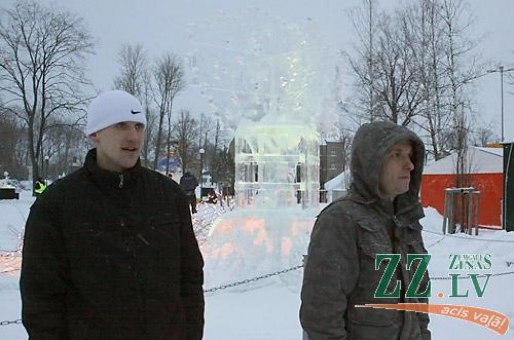 Piektdien XIII Jelgavas Starptautiskā ledus skulptūru festivāla žūrijai neklājās viegli, lai izšķirtos, kurām no trīspadsmit lielajām skulptūrām un 26 mākslinieku individuālajiem darinājumiem dot priekšroku – apbalvošanas vērtu veikumu...