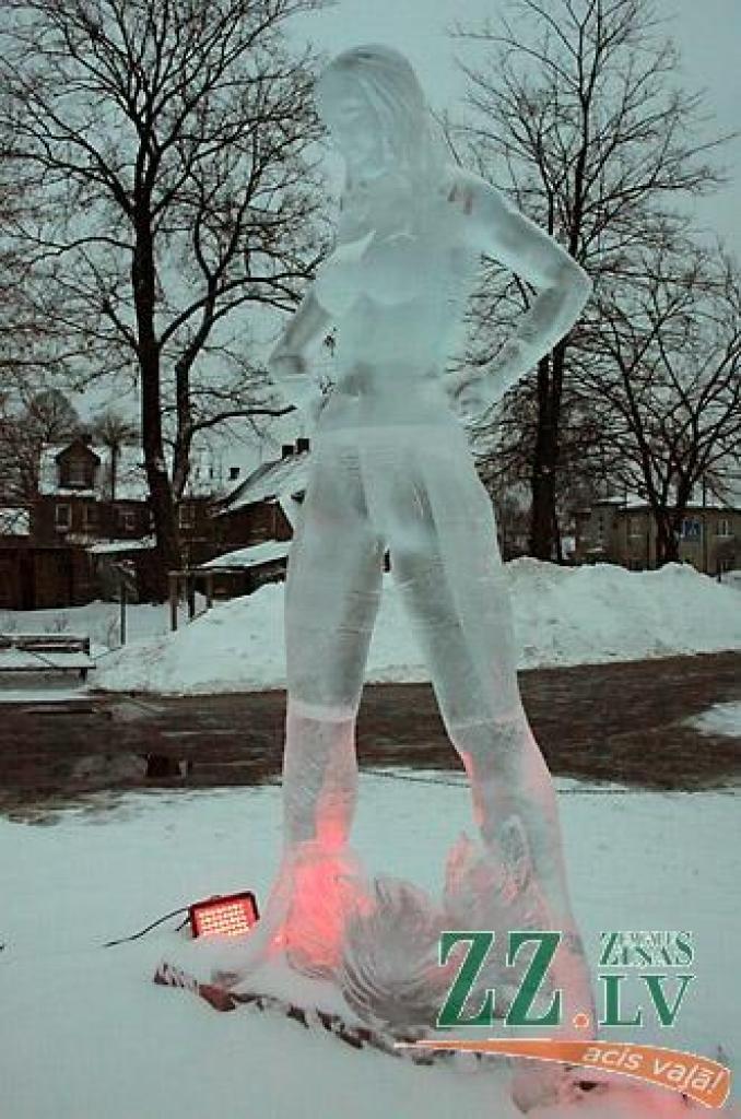 Piektdien XIII Jelgavas Starptautiskā ledus skulptūru festivāla žūrijai neklājās viegli, lai izšķirtos, kurām no trīspadsmit lielajām skulptūrām un 26 mākslinieku individuālajiem darinājumiem dot priekšroku – apbalvošanas vērtu veikumu...