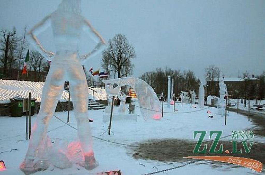 Piektdien XIII Jelgavas Starptautiskā ledus skulptūru festivāla žūrijai neklājās viegli, lai izšķirtos, kurām no trīspadsmit lielajām skulptūrām un 26 mākslinieku individuālajiem darinājumiem dot priekšroku – apbalvošanas vērtu veikumu...