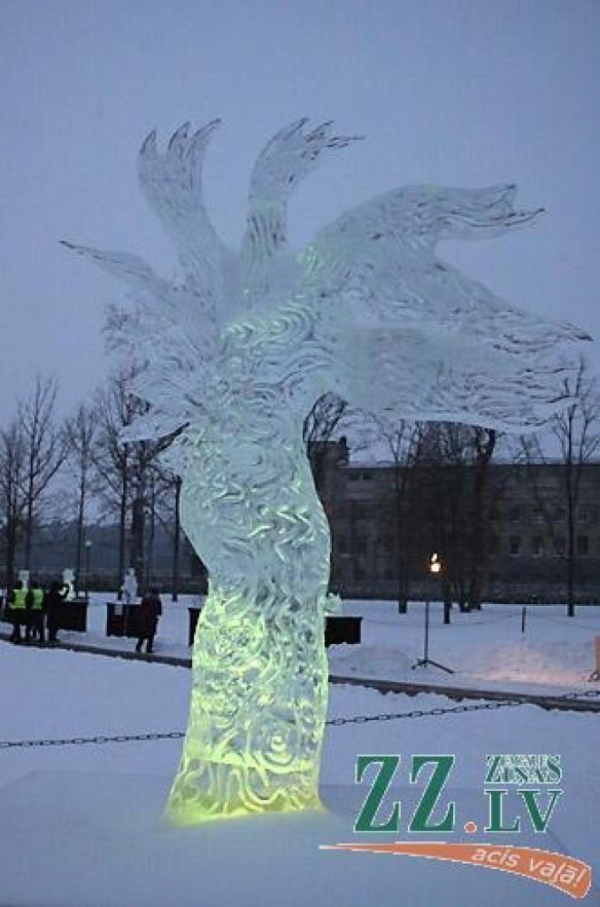 Piektdien XIII Jelgavas Starptautiskā ledus skulptūru festivāla žūrijai neklājās viegli, lai izšķirtos, kurām no trīspadsmit lielajām skulptūrām un 26 mākslinieku individuālajiem darinājumiem dot priekšroku – apbalvošanas vērtu veikumu...