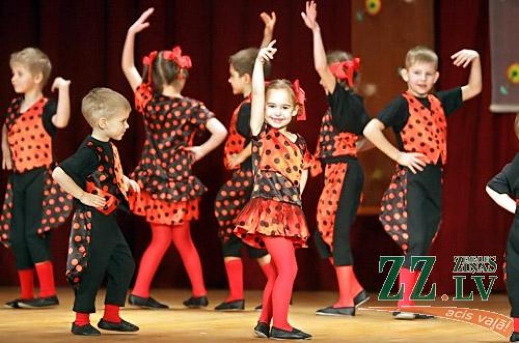 Ar mūsdienu deju jaunrades konkursu Jelgavas novadā sākušās skolu interešu izglītības kolektīvu skates. Savu meistarību Līvbērzes kultūras namā piektdien demonstrēja astoņas mūsdienu deju grupas no Elejas un Līvbērzes vidusskolām, Svētes...