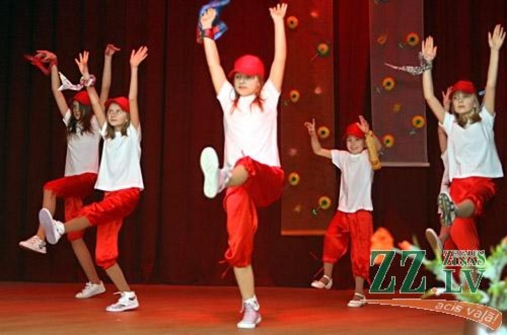 Ar mūsdienu deju jaunrades konkursu Jelgavas novadā sākušās skolu interešu izglītības kolektīvu skates. Savu meistarību Līvbērzes kultūras namā piektdien demonstrēja astoņas mūsdienu deju grupas no Elejas un Līvbērzes vidusskolām, Svētes...